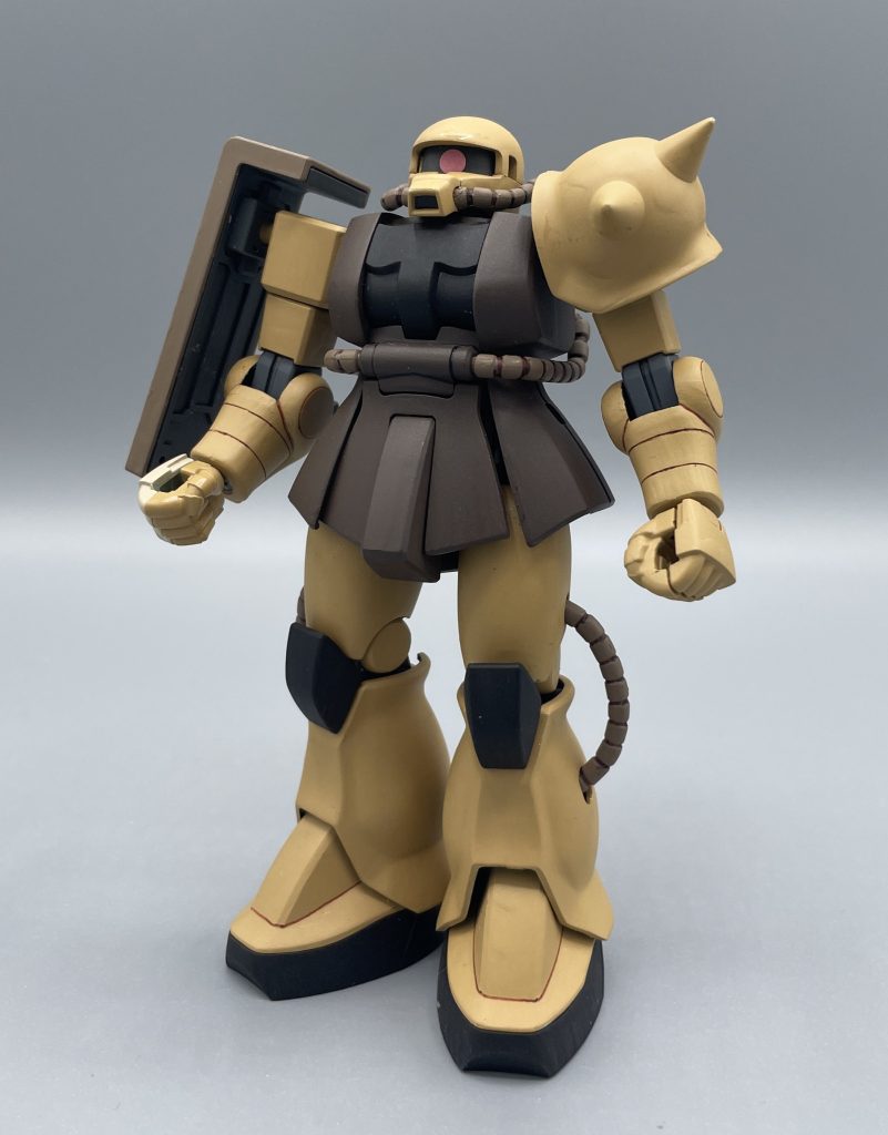 塗装の是非は別として、やはり旧HGUCのザクは造形が本当に良いですね。アニメからグポーンと飛び出してきたかのようなルックスです。