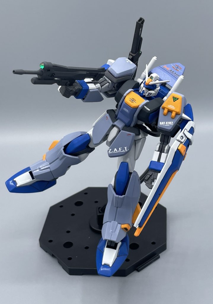 ストライクぅ!!! 「175mmグレネードランチャー装備57mm高エネルギービームライフル」で攻撃!!宿敵ストライクのライフルよりも、グレネードランチャーが付いていて、こっちのライフルの方が好きだったりします。ライフルの名前ながぁ(笑)