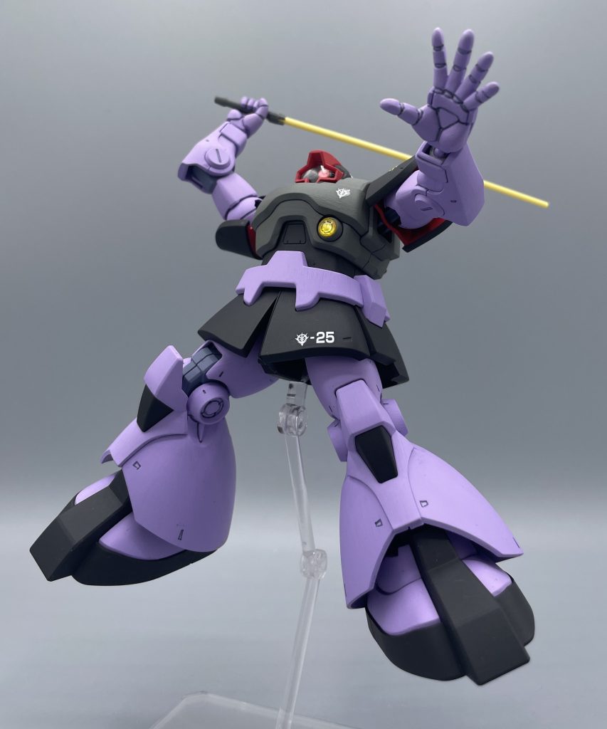 ヒート・サーベル ドムの持つ白兵戦用の武装。サーベル部分が白熱化し、敵機を溶断します。 左胸に黄色く光る〇は、「拡散ビーム砲」と呼ばれるものです。アニメを見ていても、今一つこれが何なのか自分には分かっていなかったのですが、取説によれば「本来はビーム兵器を稼働させるためのエネルギーチャネルとして装備されていたが、十分な出力を得ることが出来なかったため、眩惑効果や威嚇用の短距離ビーム砲として使用されている」とのこと。 そんな設定があったのか。。。確かに劇中でピカッと光って目くらまし攻撃はしていたような気がします。当時はスマホなども無く簡単に検索をかけることも出来なかったので、こうした取説の解説を読むのも楽しみの一つでした(*^^*)