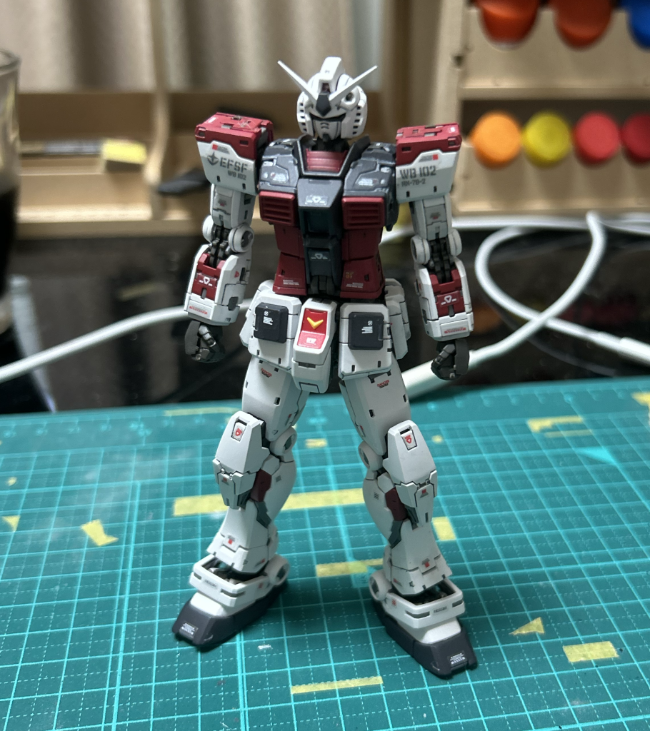 胸部等の一部装甲を塗装後、墨入れ → リアリスティックデカール + 水転写デカールをペタペタ配色を変更した関係で元のシールだと目立たない部分のみ、水転写デカールに置き換えました