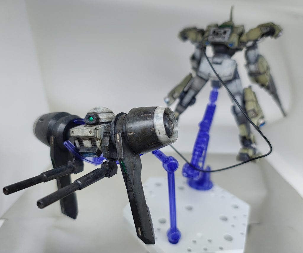 説明書的にバオリパック分離(今説明書を見て名前確認した)ウエポンディスプレイベースとかないので無理やり保持。というかワイヤードなんかいと。さて、ちょっと前にスマホを替えてカメラだいぶ良くなったと思ってたんですが、今時のスマホ的に、夜、外で写真撮ってもすごい明るい写真撮れるんですよね。目で見てるのと全然違う絵出してきます。綺麗なガンプラだったら、そういう絵作りでもいいかもしれませんが(諸説有り)、ムラとかなんぼのもんじゃい的筆塗り撮ると微妙な色の差をやたらコントラスト強めにして出してくるので、結果実物よりただ汚い絵にしかならなくて凄い困ってたんですが、なんのことはない、いわゆるマニュアルモード的なのが「プロ」っていうメニューの名前で存在していて、そいつで撮ったらソフトウェアの仲介薄め、カメラの性能だけで撮ったような絵になり一安心。一つ前にポストしたモロッコジム撮り直すかも...。(つまるところ一眼で撮るのが面倒くさいだけともいう)