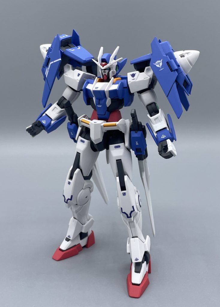 GN-VR   OO DIVER CB リボンズ・アルマーク達イノベイドとの激戦のすえ大破したダブルオーガンダム。ソレスタルビーイングは少ない資金の中でダブルオーを、刹那の愛機として修復した。 しかし、それだけでは混乱に陥った世界の状況を正す為の戦力が十分とは言えず、ダブルオーの予備パーツや鹵獲機等のジャンクパーツで即興的に組み上げられた機体が本機、「ダブルオーダイバーCB」である。パイロットは、刹那・F・セイエイの他、ラッセ・アイオンが搭乗することもある。 オリジナルの太陽炉は1基がクアンタの開発、もう1基がダブルオーガンダムの運用に用いられた。そのため、本機に備えられた太陽炉はダミーであり、敵側から”太陽炉搭載機” と見える為の偽装である。そのため、GN粒子は貯蔵式で有限である。