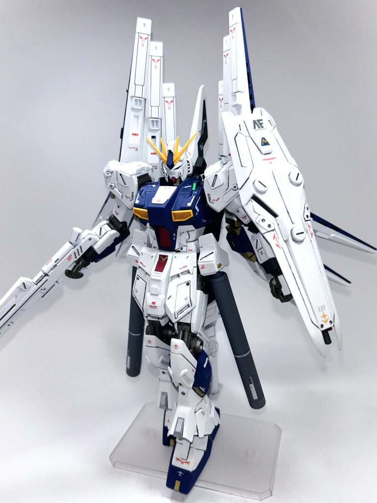 形態としては「ガンダムウォー」のイラストに登場する ν ガンダム(ダブルフィンファンネル装備型)をイメージしました。如何にも「飛びそう」な感じのイラストだったので,Hiー ν やシナンジュ等の余りパーツから,スタビライザーやプロペラントタンクを追加しました。RGと比べて脚が短く横幅が広いので,スマート(縦長)に見えるように,下半身の延長(下記に詳細あり)に加えて,「フロントスカート」と「腕部の肘から下」を,通常版より細身のHiー ν のものに変更しました。(なので,右腕部にはマシンキャノンが装備されています。)全体のバランス的にも違和感なくミキシングができたと思います。機体設定的には「 ν とHiー ν の中間」,もしくは「Hiー ν から逆算された ν ガンダム」といったところでしょうか。