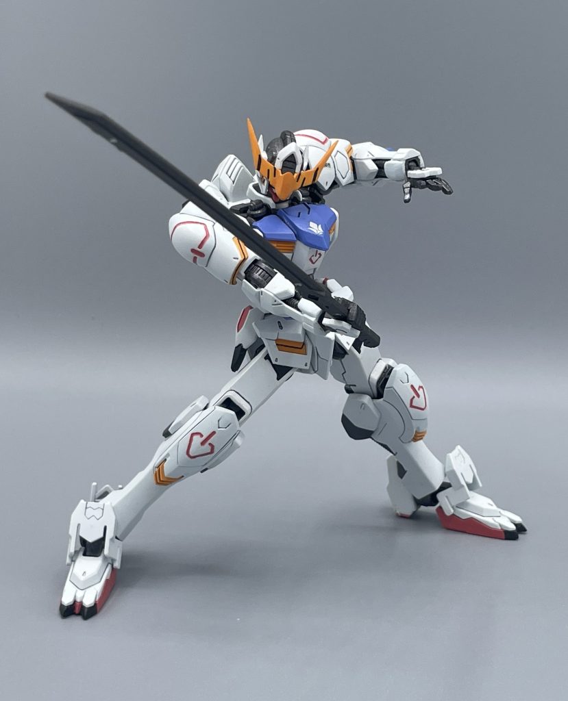 太刀 鉄血の世界線ではビーム兵装が衰退し「力こそパワー」の物理攻撃を主体に戦闘が描かれます。するとビームサーベルの代わりになるのは「太刀」となるわけですね。”日本刀”ではなくて、より古い”太刀”を持ってくるところに、鉄血製作陣の世界観へのこだわりが感じられます。 それだけに2期終盤にかけてのあの展開は、私的には納得のいかないものとなりました。★それでも大好きルプスレクス!↓↓(≧▽≦)♪♪https://gumpla.jp/hg/2164044