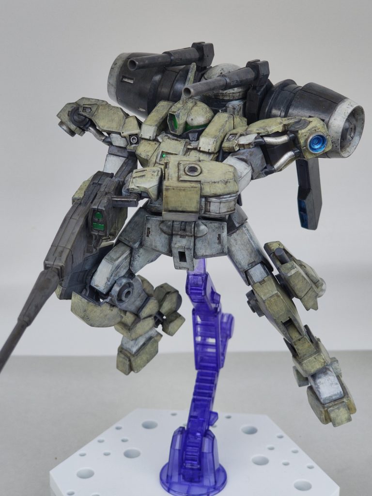 説明書の写真を真似したライフル両手持ち。写真撮る準備しようとした途端、落として角が二段階に折れました(拡大禁止)。