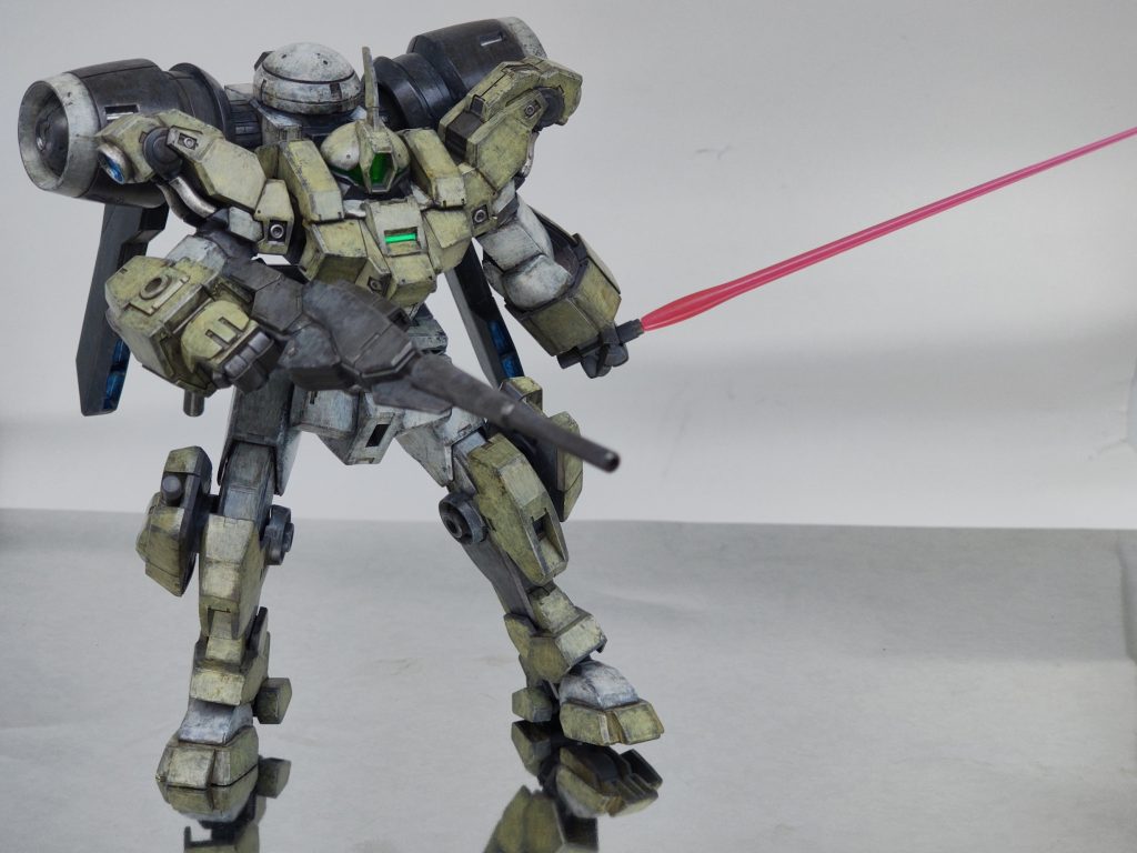 説明書の写真を真似した躍動感の無いビームサービル持ち。自力で立つようにポージングするの難易度高い。ここまで昼間のベランダの自然光で撮っています。