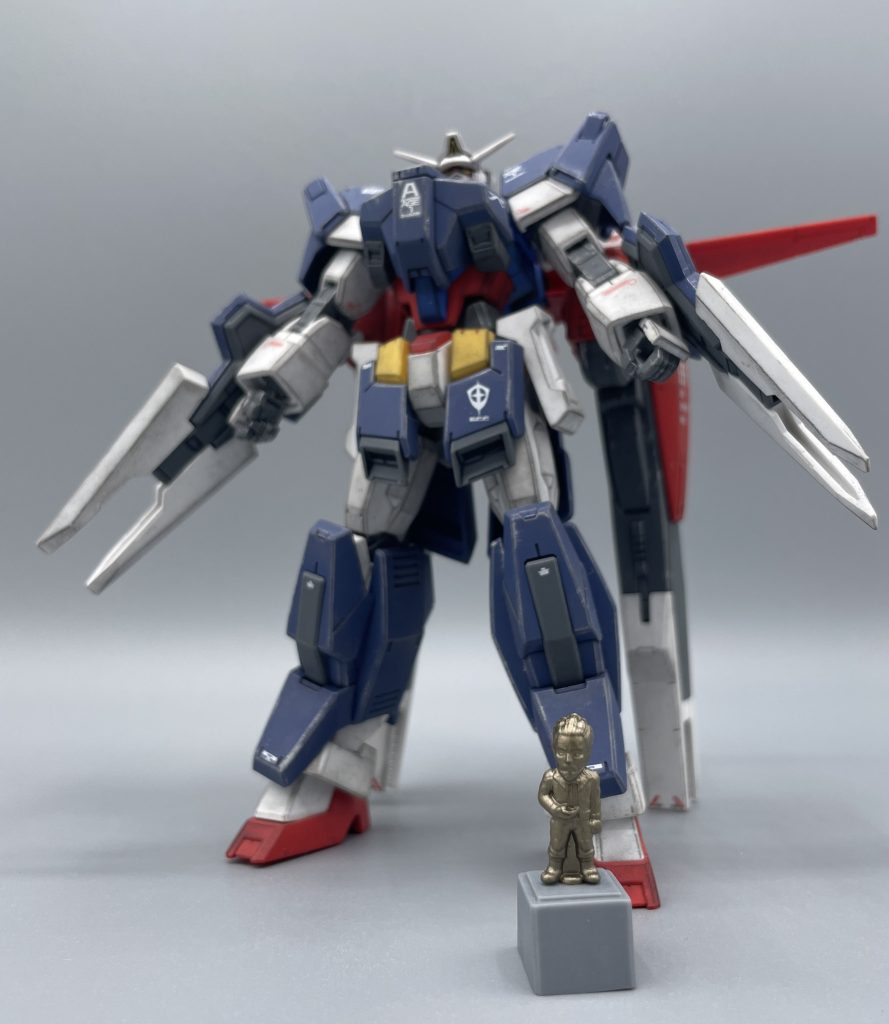 やっぱり爺ちゃんの銅像と・・・。 銅像はモビルスーツアンサンブルのもの。このAGE-1 フルグランサは豊富な武装・アーマー類が付属するだけでなく、パージしてAGE-1 フラットの再現も可能というプレイバリューがドチャクソ高いうえ、価格も2,000円しないというコストパフォーマンスも抜群! しかし、フルアーマーの宿命と言いますか、パーツのポロリはあります。ガシガシ動かすとぽろぽろイライラに陥ります。しかし、それを除けば弱点らしい弱点は無い、色分けも可動も良好な素晴らしいキットです。 最後までいただき、ありがとうございました!!(*^^*)