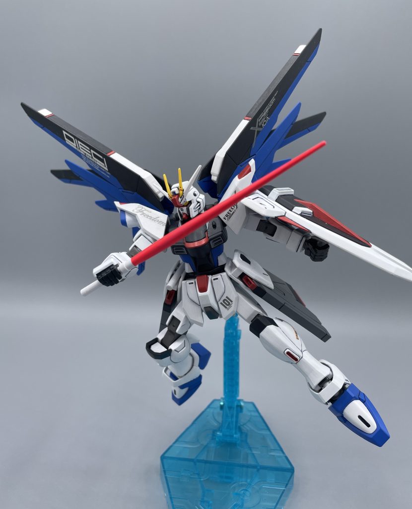 ラケルタビームサーベル　この頃のキットは、クリア素材のサーベル刃は付属せず、手指と一体型のサーベルが付属します。ビーム部の塗装は必要ですが、サーベルのグリップを握る指のデティールは細かくて、私はこの仕様が結構好きです。