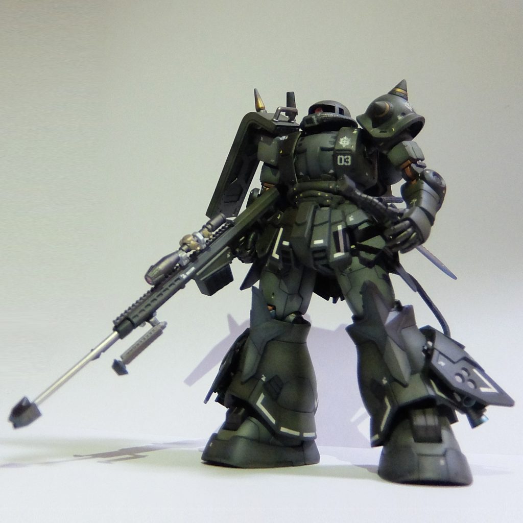 このキットの特徴である迷彩デカールですが、ぶ厚いですね〜、肩から貼りはじめたのですが、下地もまったく透けず、なんかベタっと重そうなんで、貼るのやめました。 武器は100均セリアの1/12ミニチュアスナイパーライフルです。表面処理とかグリップ削ったりとか世界観合わせたりとか諸々手間はかかりますが、使えますね！100均ってほんまスゴイ・・・