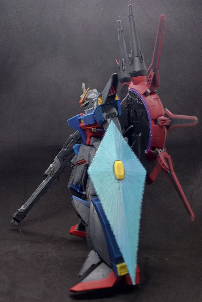 バックパックはプロヴィデンスザクをイメージしつつ塗りました。