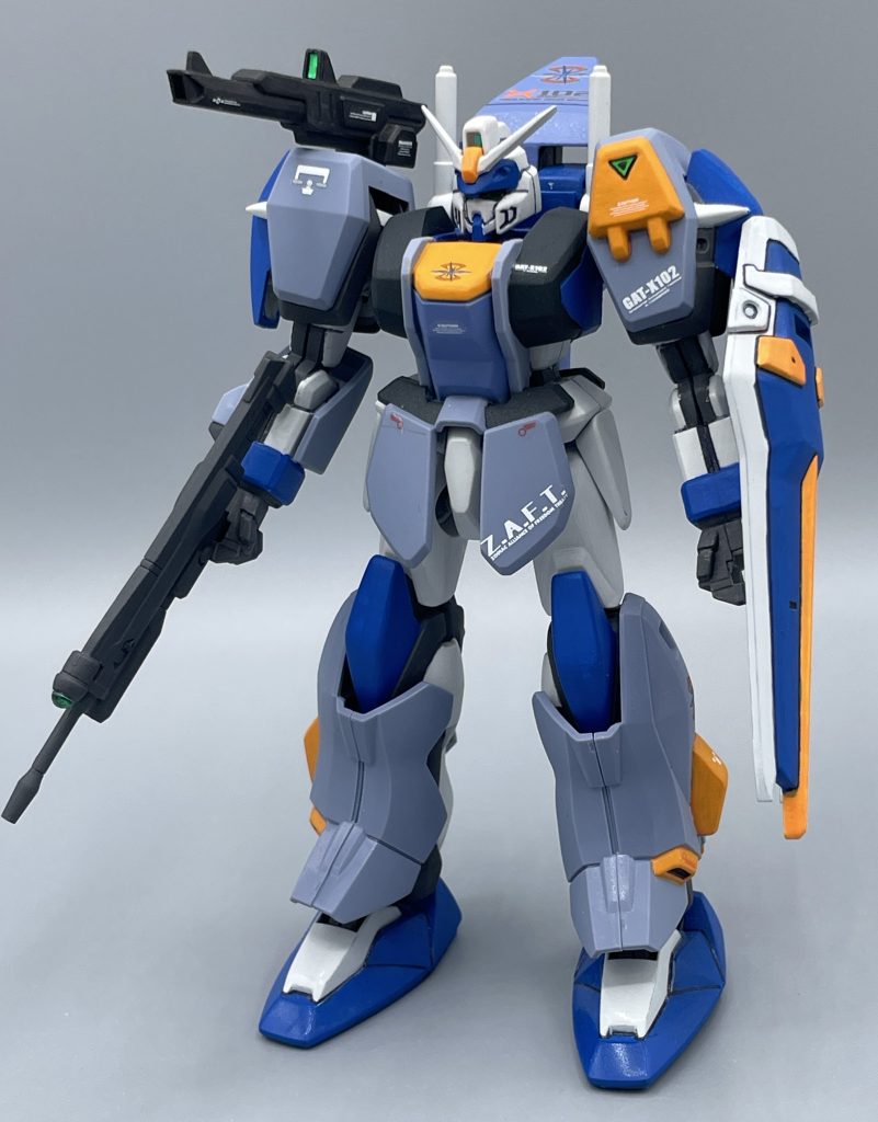 GAT-X102 DUEL 連邦軍によって作られた最初のGATシリーズの機体であり、ZAFTのイザーク・ジュールによって強奪された機体です。 コレクションシリーズなので、アサルトシュラウドアーマーはHGから持ってきています。HGをコレクションシリーズに逆輸入するという無駄なこだわり(笑) コレクションシリーズが大好きなんです(*^^*)※HGはアーマーの着脱を前提にキットが設計されていますが、コレクションシリーズに着用するには、穴あけ等の小加工が必要です
