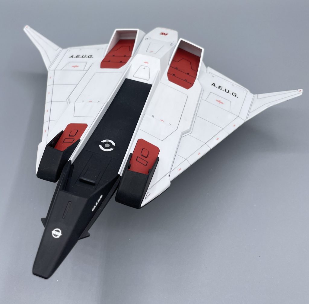 FLYING ARMOR　キットの本体とも言えるフライングアーマーです。ガンダムが乗れるだけあり、1/144とはいえ、とんでもない大きさです。モールド等は控えめで、HGらしい造形と言えそうです。