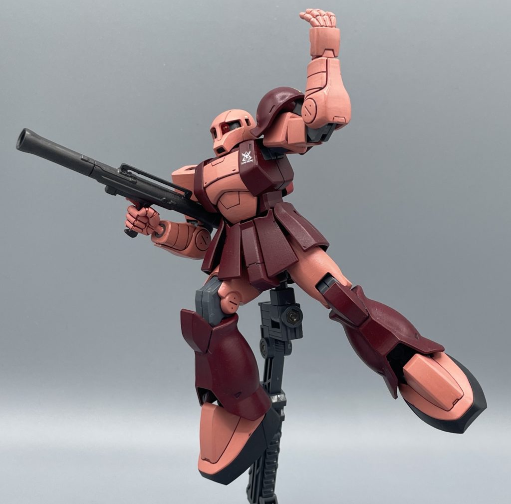 カッコいい指揮ポーズ　旧ザク、ロマンがあって良いですねー。大好きな機体です。キットとしても造形は申し分なく、付属する武装も豊富でプレイバリューが高いです。発売時期的に仕方ありませんが、関節部にABSパーツが使用されているのが、塗装派には厄介な点でしょうか。　後発のオリジン版ザクⅠとは、また一味違った魅力を秘めた名キットだと思います。　最後までご覧いただき、ありがとうございました！！(^^♪ 