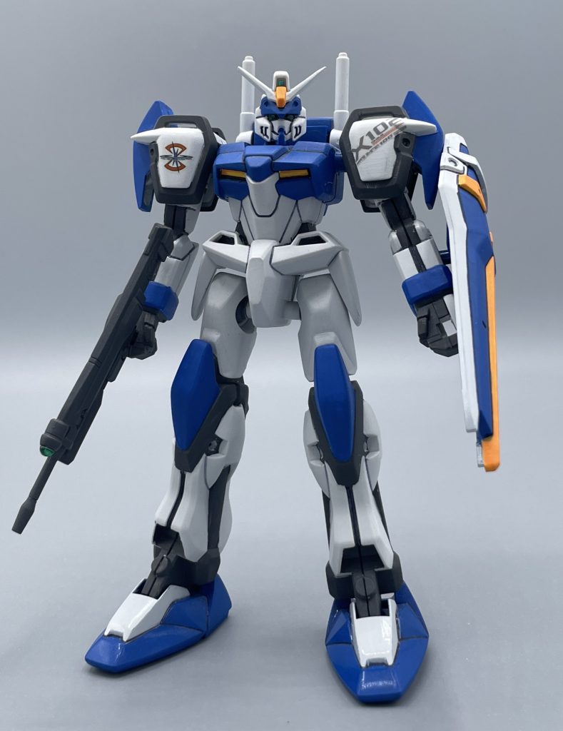 始まりの機体・デュエル!! これが本来のコレクションシリーズのデュエルガンダムです。肘・膝の可動はオミットされ、足裏には大胆な肉抜きがありますが、造形はしっかりしています。 ちなみに価格は300円(税抜き)です。当時は割引があったので、さらに安く購入することが出来ました・・・。