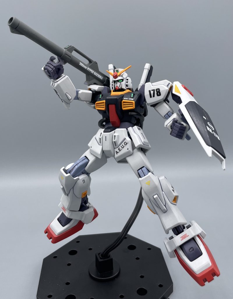 ズドオーン!!! マガジンはカートリッジ式になっており、戦況において様々な弾頭を射出することが可能です。 また、バズーカは頑丈な鉄の丸筒なので、これで敵機をぶん殴って攻撃することも可能です。 マークトゥーキック!!