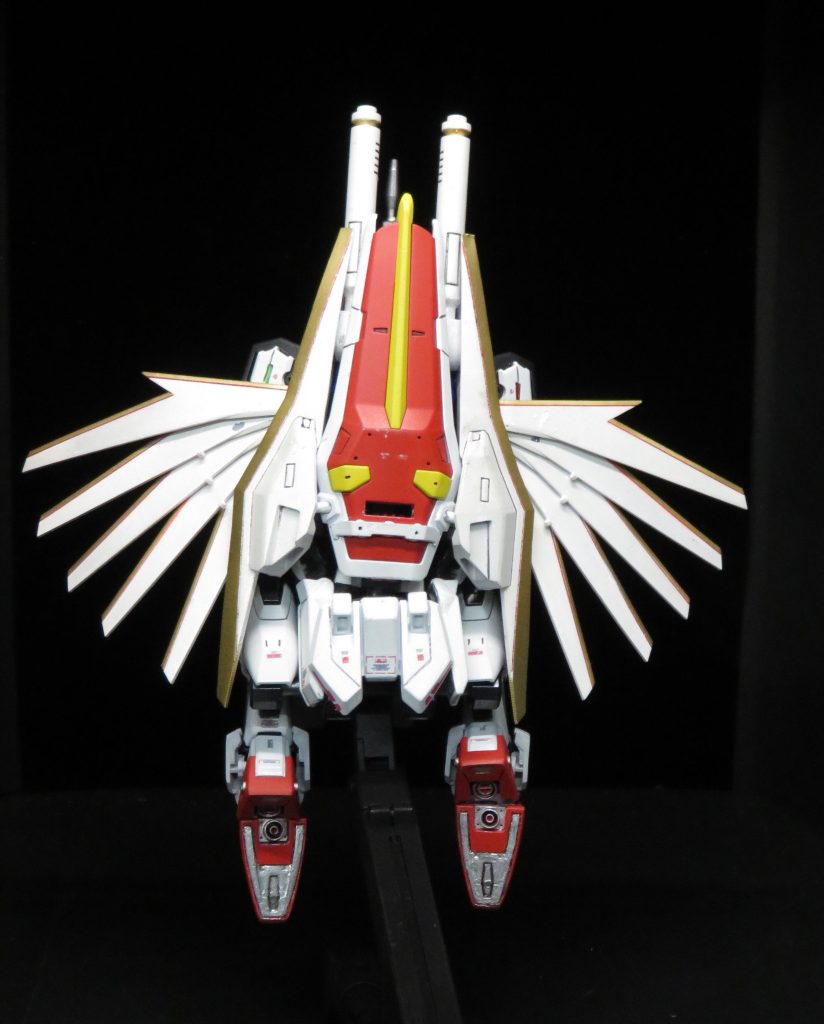 変形プロセス その1高機動形態の時、下半身は腰の軸を中心として 180度回転させ、股関節を左右へ広げています。足首より下は土踏まずの部分に関節を増やし 折り曲げることができています。