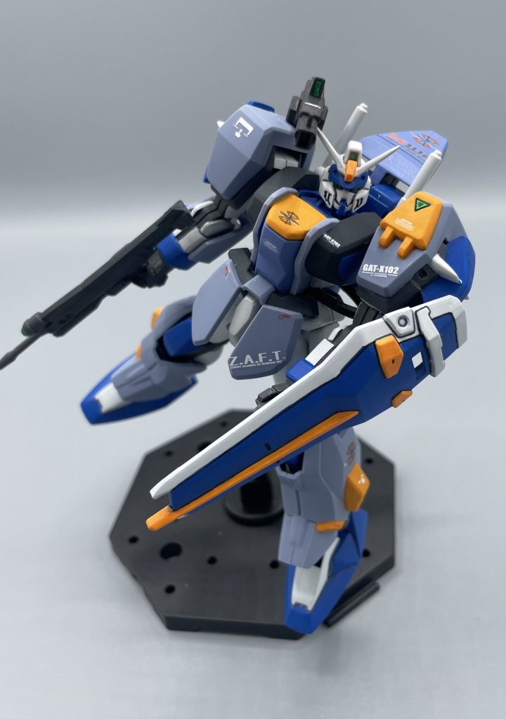 傷が疼くだろうがァ!!! 「115mmレールガン シヴァ」で攻撃!!実弾を発射するレールガンで、フリーダムのクスィフィアスレール砲の元となった武装です。 右肩の「220mm径5連装ミサイルポッド」の開閉は出来ません(笑)