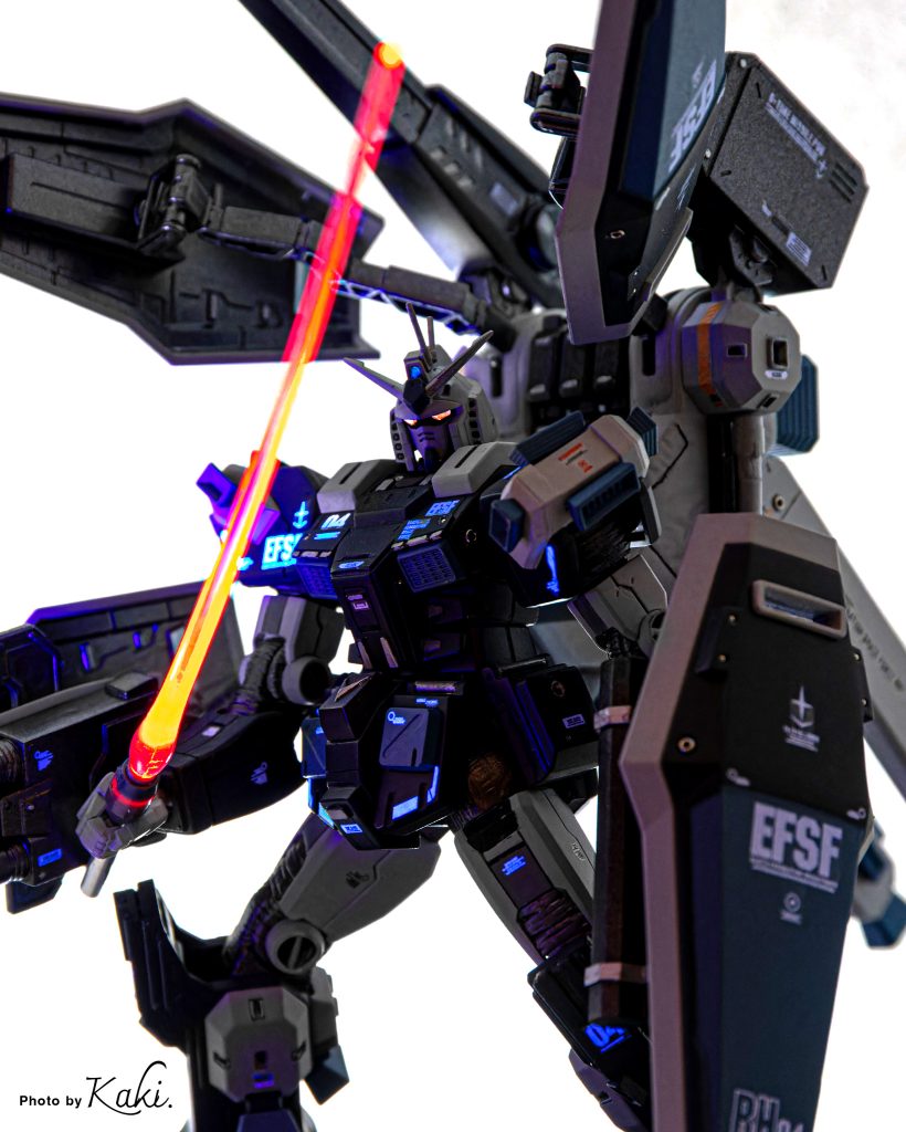 蛍光デカールを使ったのでブラックライトであちこち光ります。