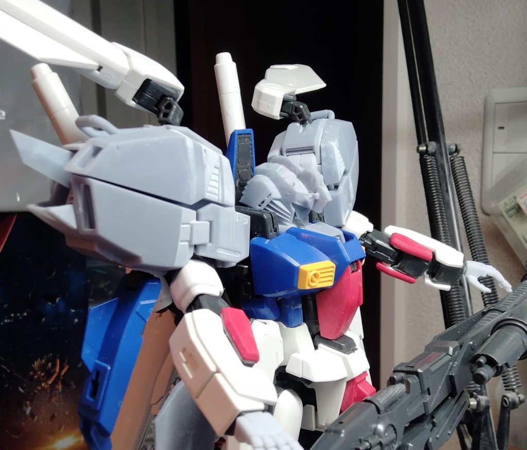 制作にあたり方には例のスライドを追加肩内部にMGにはなかった可動軸を追加し腕を前に伸ばす際に肩が正面を向いたまま腕を前に伸ばせるようにしていますこれと次の前腕スライドは後日制作する物のテストとして導入しました