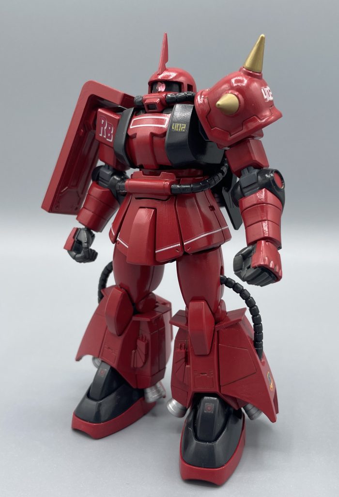 MS-06R-2  ジョニー・ライデン専用ザク 機動戦士ガンダムMSVで大人気の、ジョニー・ライデン専用ザクです。「真紅の稲妻」の二つ名にふさわしい、全身真っ赤な機体が最強にカッコいいです。 ヘッドアンテナは、本来はスタビライザータイプが正解なのですが、個人的な好みでブレードアンテナを選択しました。