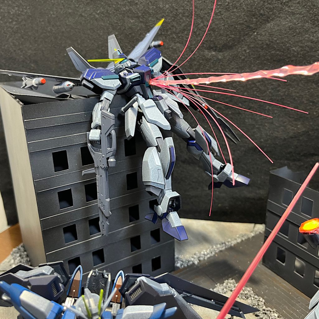 コクピットを撃ち抜かれたウィンダムをビルに配置して迫力を持たせています。