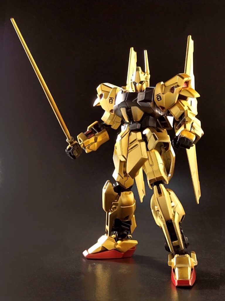 本来、百式の胸部は青いですが、アレンジしてヘビーガンメタリックで塗装しています。これによって、よりクールな印象になったと思います。