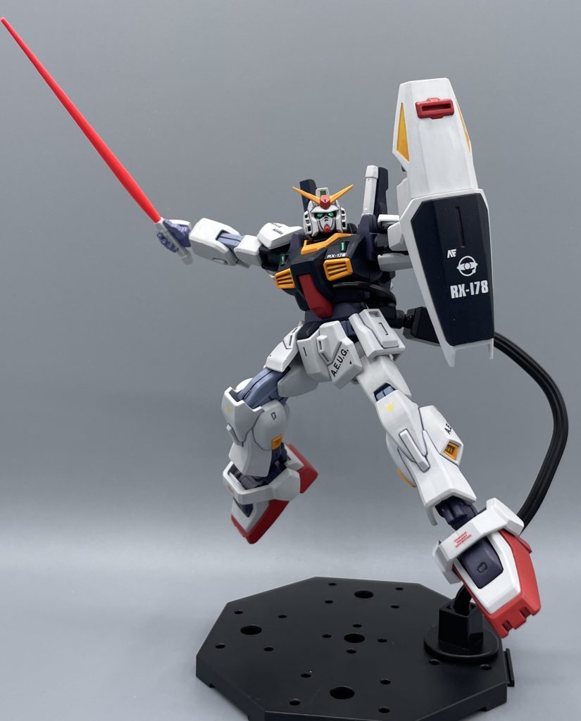 シールドで防御!! Mk-Ⅱのシールドは伸縮式になっています。この辺りの設定が、GPシリーズに逆輸入されているのでしょうね。