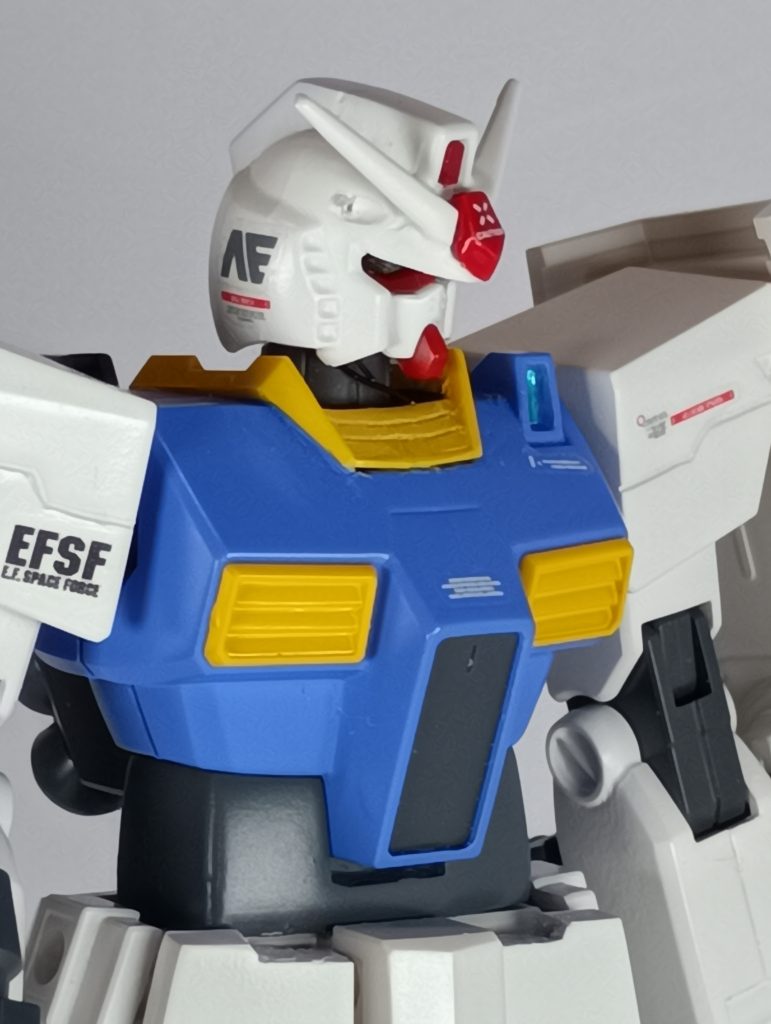 レプリカのガンダムヘッドは、多分アナハイム製だと思ったので、アナハイムのロゴをつけています。(作中でも圧力をおこなっている描写があるので)