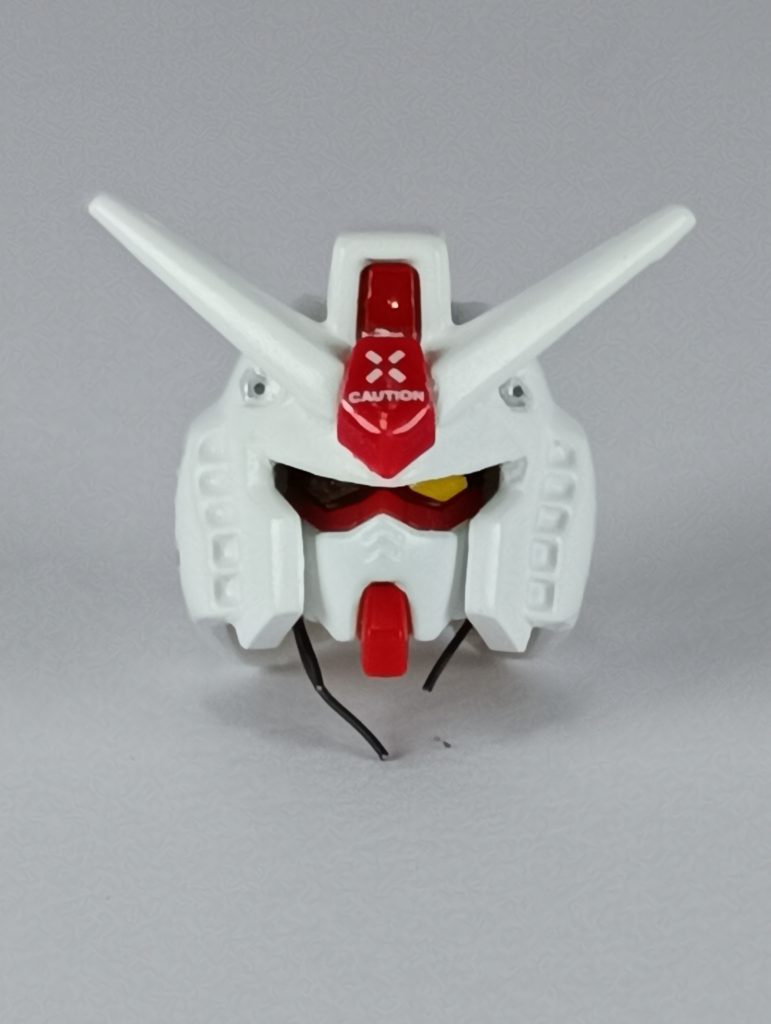 ガンダムヘッドはEGのガンダムの顔を流用したのですが、若干小さかったので3つに分割し、プラ板を挟みこみました。あとは作中同様、片目はスモークを塗り光を無くし、ケーブルを露出してみました。