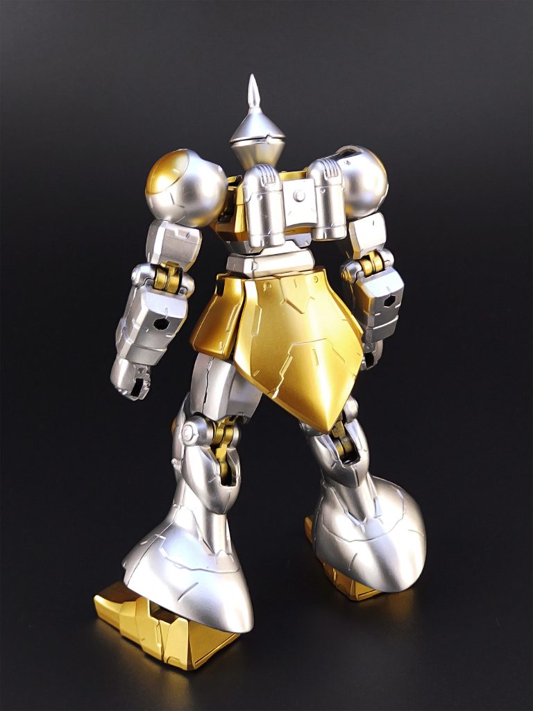 肘や膝などの関節部は金にカラーリング。全身の銀の面積が多すぎると単調になってしまうので、所々に入る金が良いアクセントになっている気がします。