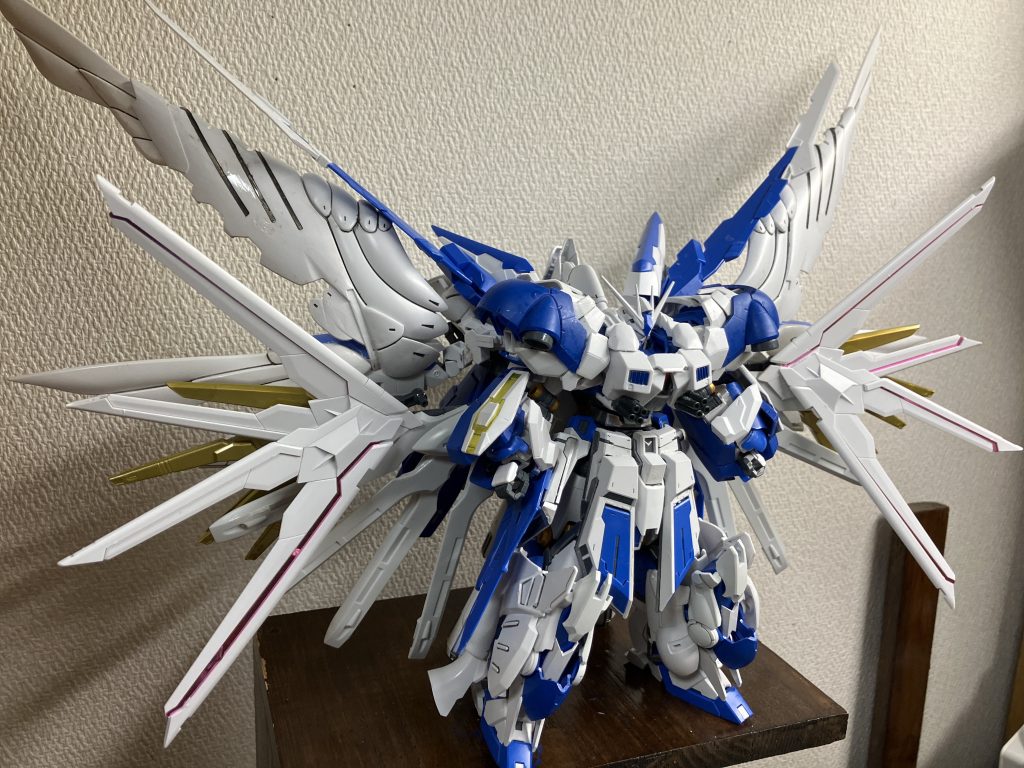 Hi-νガンダムブルフロガフラテ改修版ですマイティーストライクフリーダムガンダムを追加で購入したので、一部そのパーツを使い改修しました見えづらいですが、MGトールギスⅢのスーパーバーニアも使用しています後はカリドゥス複相ビーム砲も使用しています