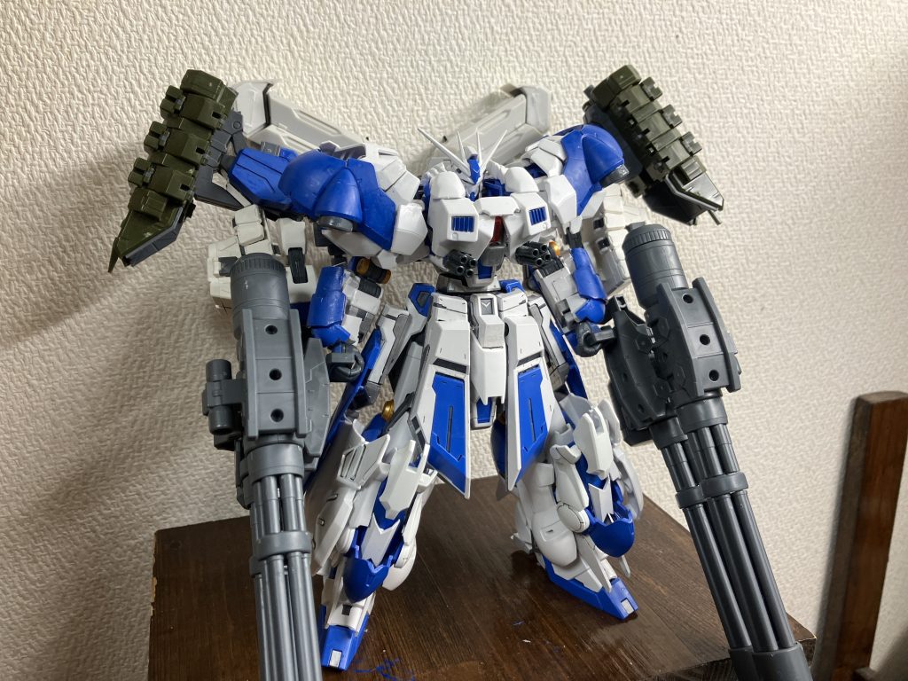 Hi-νガンダムブルフロガイーゲルフルウェポン装備本当は、フラテのバックパックにジャイアントガトリングを装備させる予定でしたが、流石にフラテの方が耐えられなそうなので新たに装備を制作しジャイアントガトリングを装備出来るようにしました名前が無い事を思い出したので急遽名前を付けました