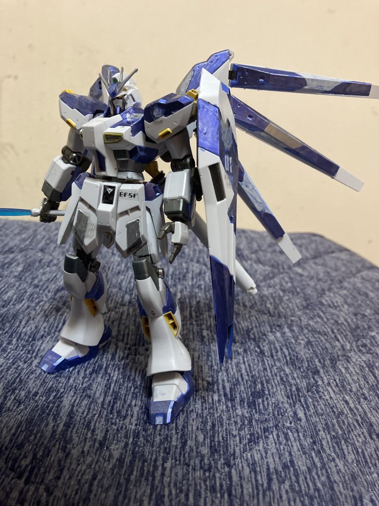 早速ですがこのHi-νガンダムどこがオレ風といいますと、まずベースの青をあえてガンダムメタバイオレットで塗装しました。普通は紫で良くない?と思うじゃないですか、いえいえ多分大体皆さん紫にしそうだから(偏見かもしれませんが)俺はじゃあメタリックバイオレットで行こうかなという感じです。(後、直感で決めました笑、意外とこっちの方の理由の方が大きいかなぁ(gandam1))
