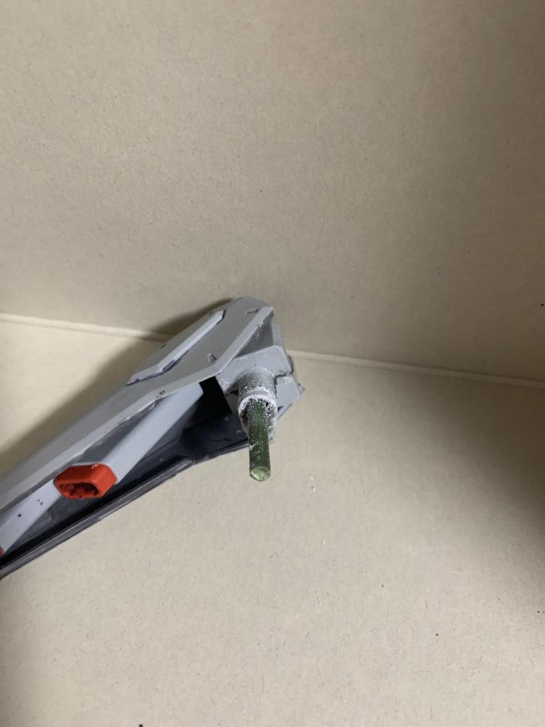 組み立てている時腕の軸を折ってしまったので余っていたランナーで応急処置しました。