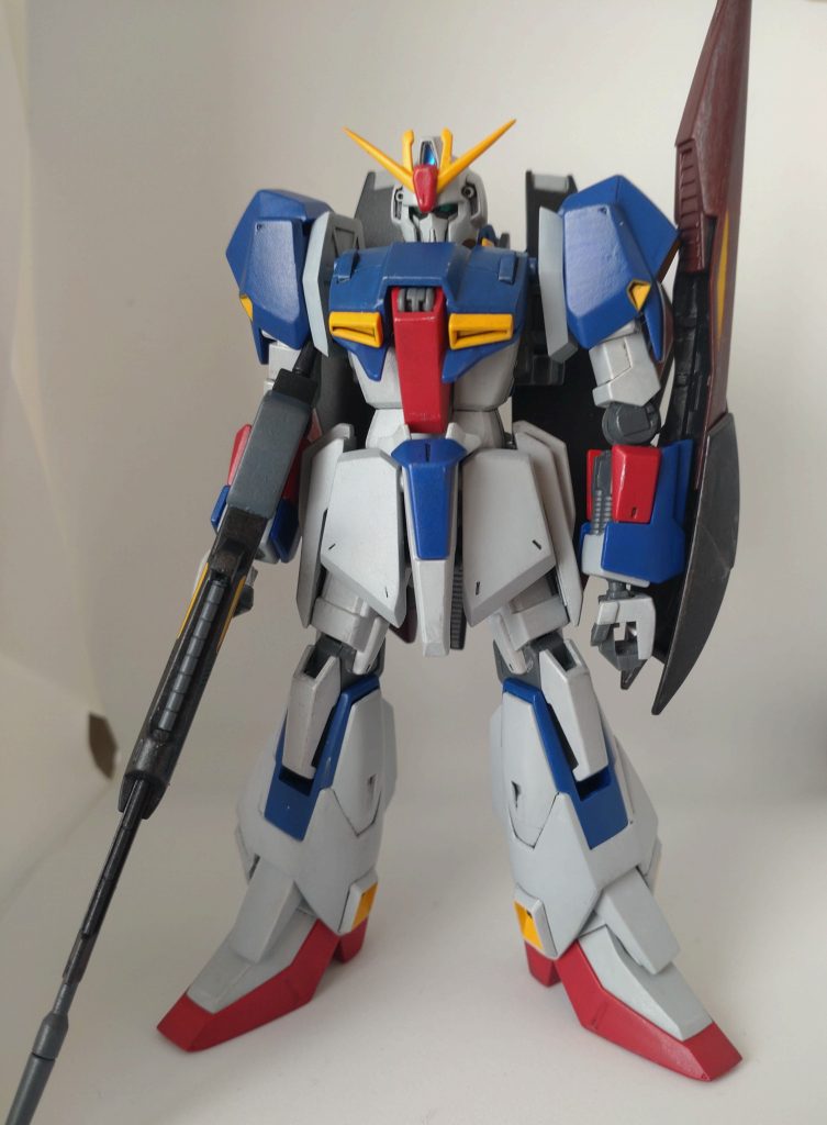 本当はリヴァイヴ版が買いたかったんですが、当時はガンプラが店頭から姿を消した時期だったため、家にあった旧HGUCをリヴァイヴ版に負けないスタイルに改修する事にしました。旧HGUCも決してスタイルは悪くないのですが、近年のキットと比較すると、個人的に見劣りすると感じる部分があったのでそこを改修してます。