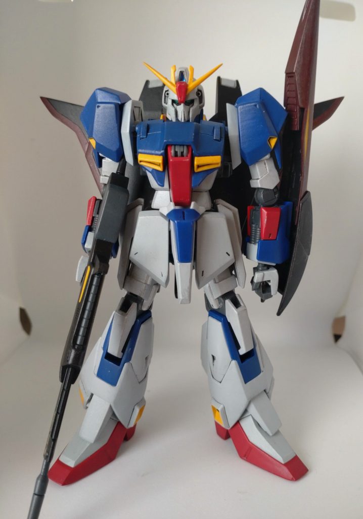 胸の位置を高くして、フロントアーマーを大型化したことで、腿が短く胴が長く見えるようになってしまったので、フロントアーマーの取り付け位置を少し高くしています。