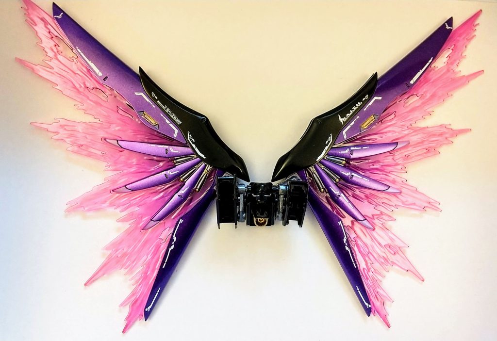 缶スプレー派の自分ですが、本作からエアブラシに挑戦しました。翼の紫、光の翼のグラデーションが、エアブラシによる塗装。缶スプレーとは比べ物にならない美しさに、ただ、ただ、見とれてしまいました。