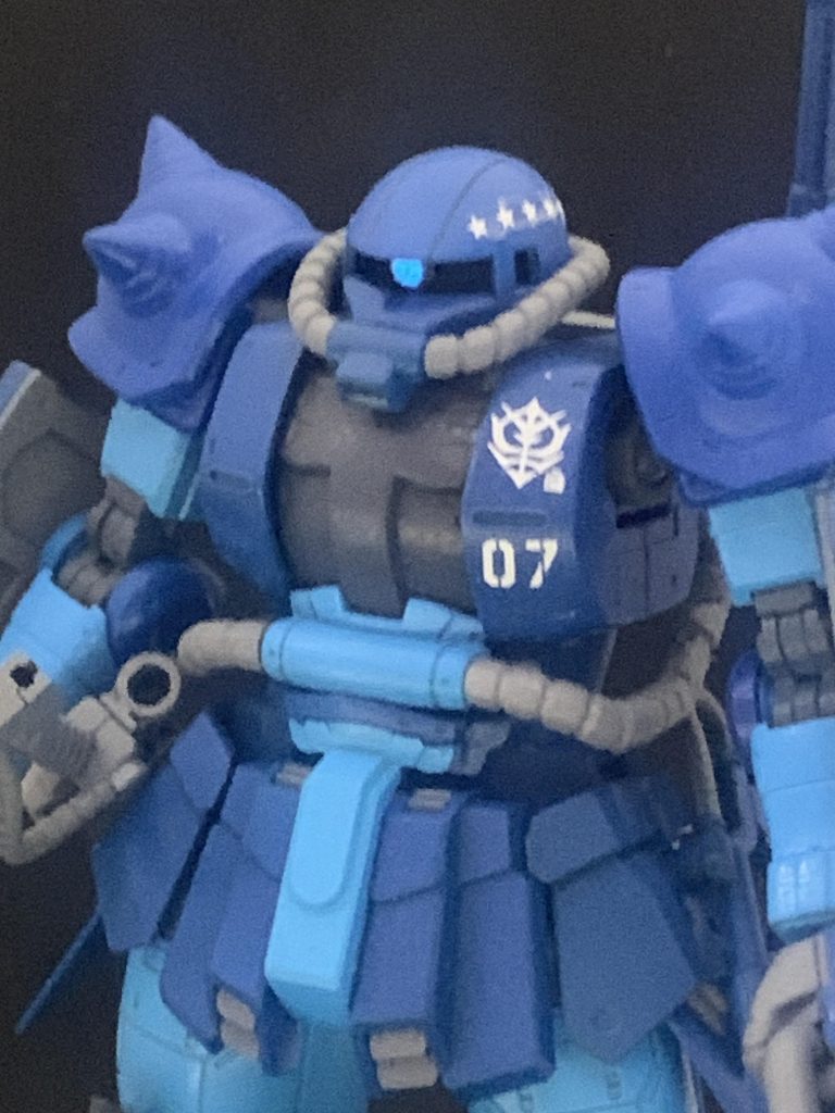 モノアイはカスタマイズマテリアル(3Dメタリックシール2)を貼っています。モノアイも担当カラーの青。