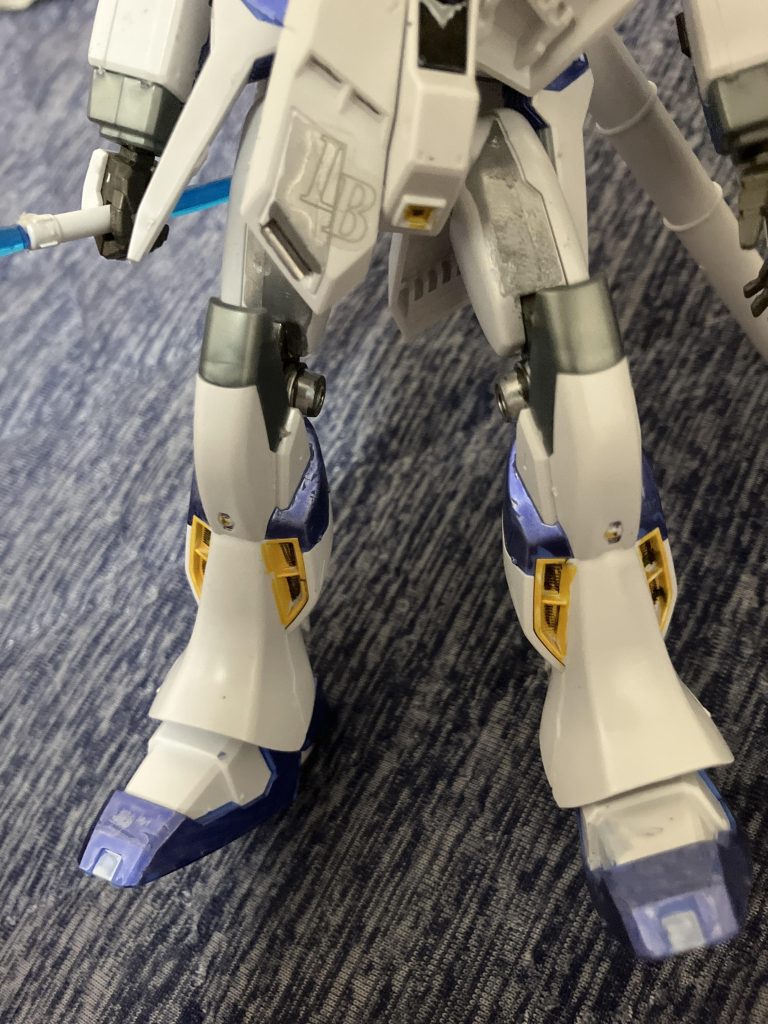 下半身の塗装箇所は青部分と関節の横についてる丸いヤツと膝つま先の白い部分脚部のファンみたいなやつがアレンジ箇所ですね