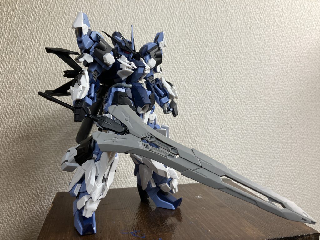 大剣を持たせてみました、デカくて写真に納めるが大変でしたwこの大剣のデザイン個人的に好みで気に入ってます