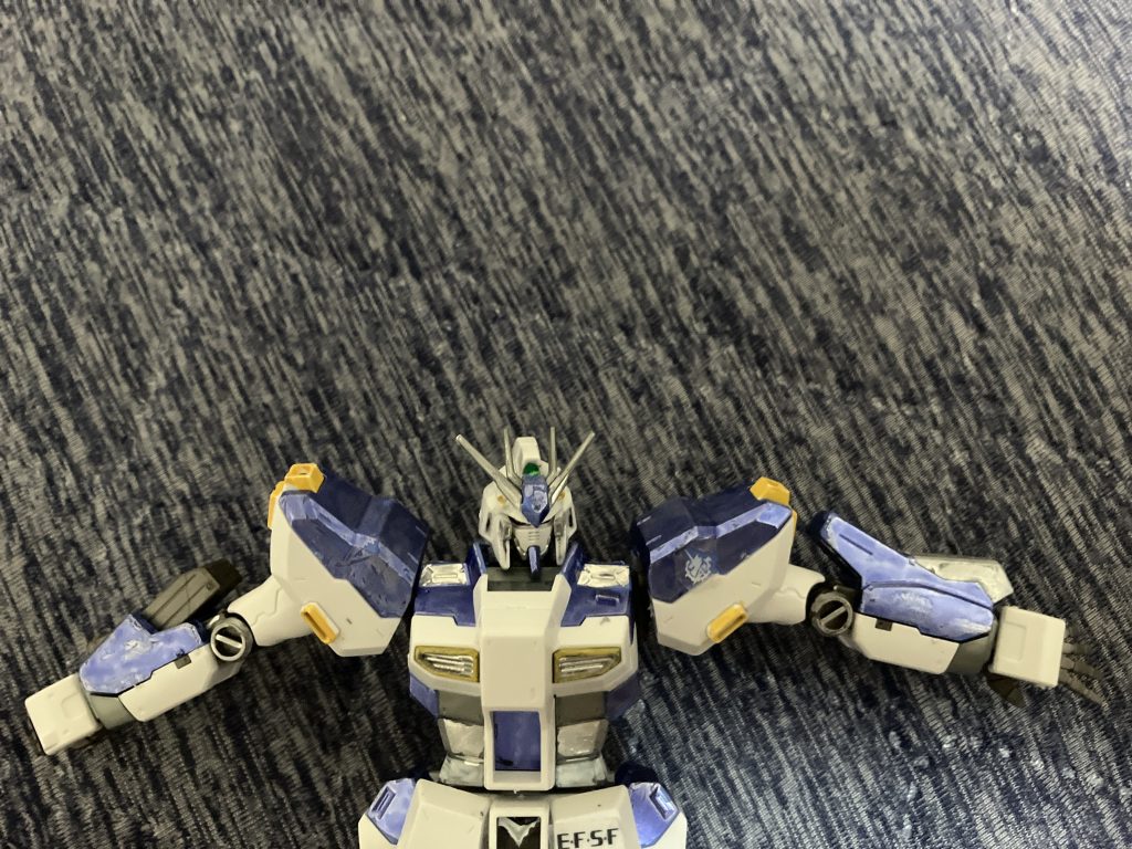 上半身は青部分とダクトやブレードアンテナ腰の下部分と中部分コックピットハッチサーベルラックのふた部分が主な塗装箇所です