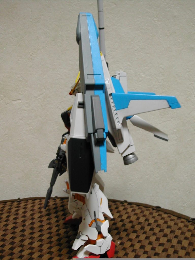 スーパーガンダムのGディフェンサーは合わせ目が大変なので、別パーツ感をあえて出すためにツートンカラーにしちゃいました。