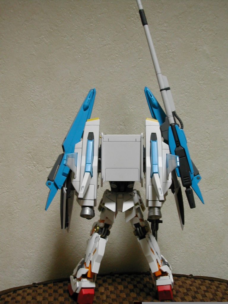 Gディフェンサーは簡易型という設定にして、いろいろパーツをオミットしようかと思ったのですが、いじっていると逆にスラスターにバーニアを追加しちゃいました。