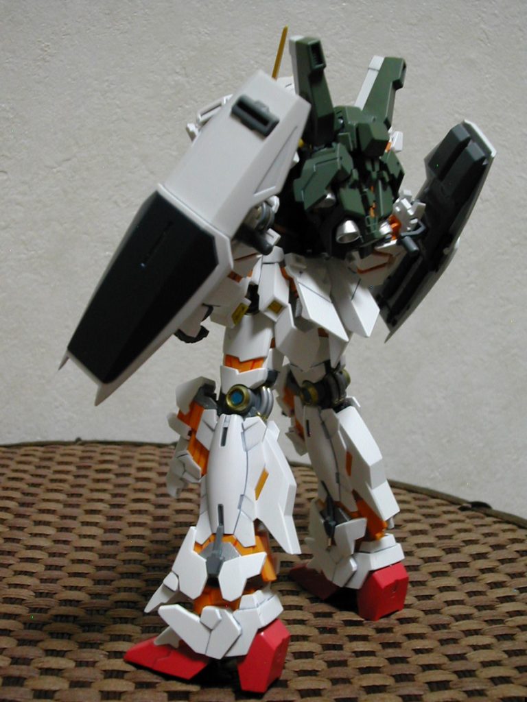 ユニコーン単品のリアです。どうでしょう？Mk-2みたいでしょ？ふくらはぎのカバーをMk-2のように短くして、バックパックのバーニアは大きいものに交換しています。