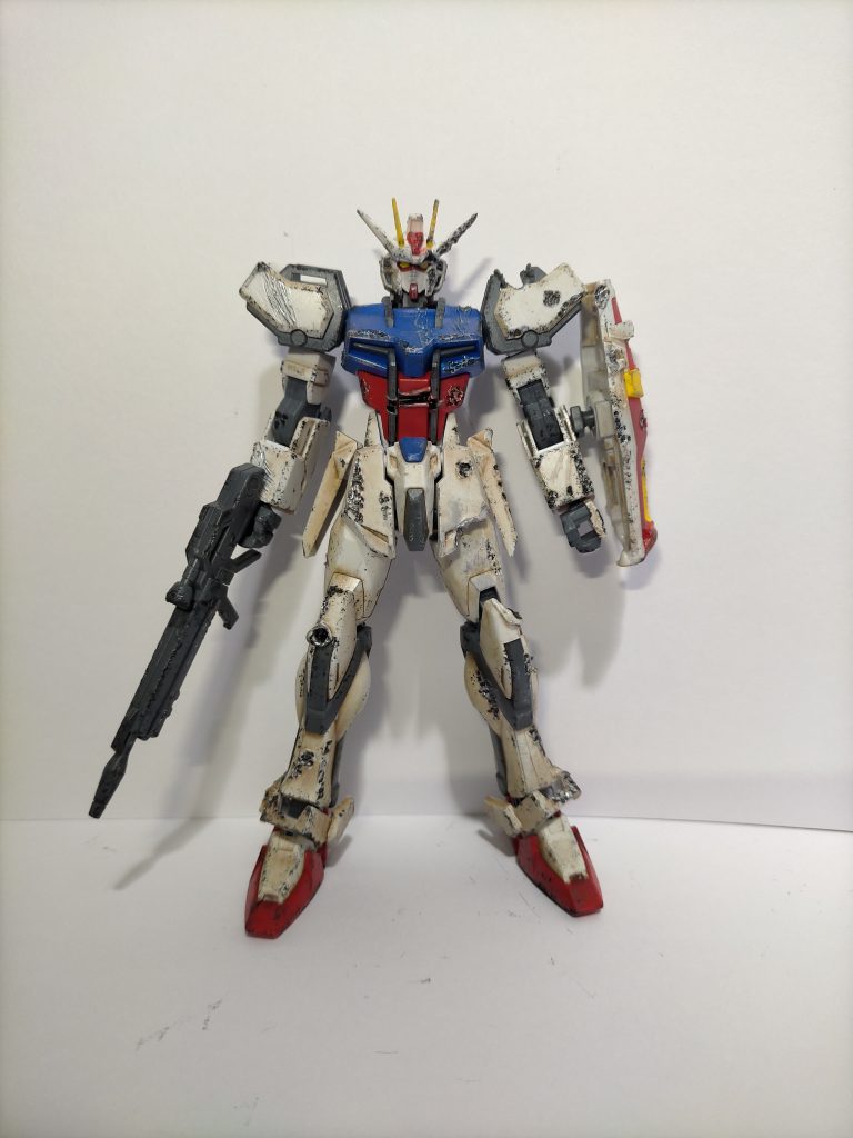 はんだこて使って傷の形を作って、ガンダムマーカーで塗装しました