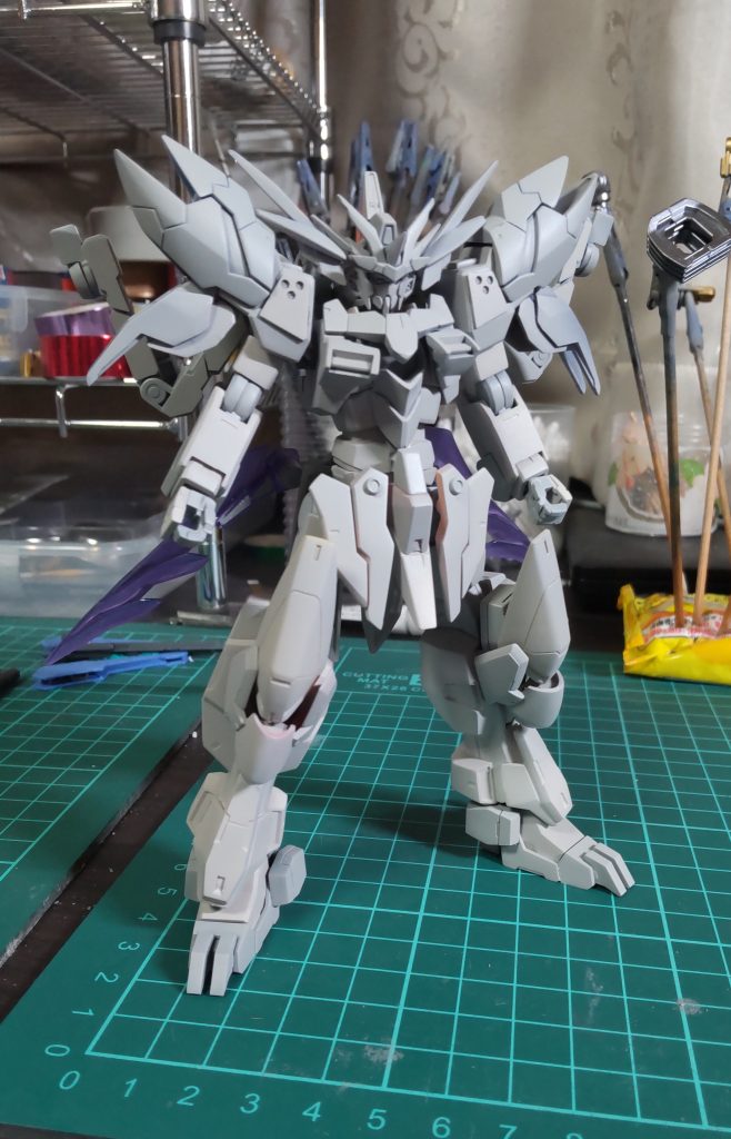 サフ状態。元ネタがSDガンダムなので配色にはかなり頭を悩ませました。結果、思った以上にフューラーコマンダーっぽく塗れて満足です(^^)