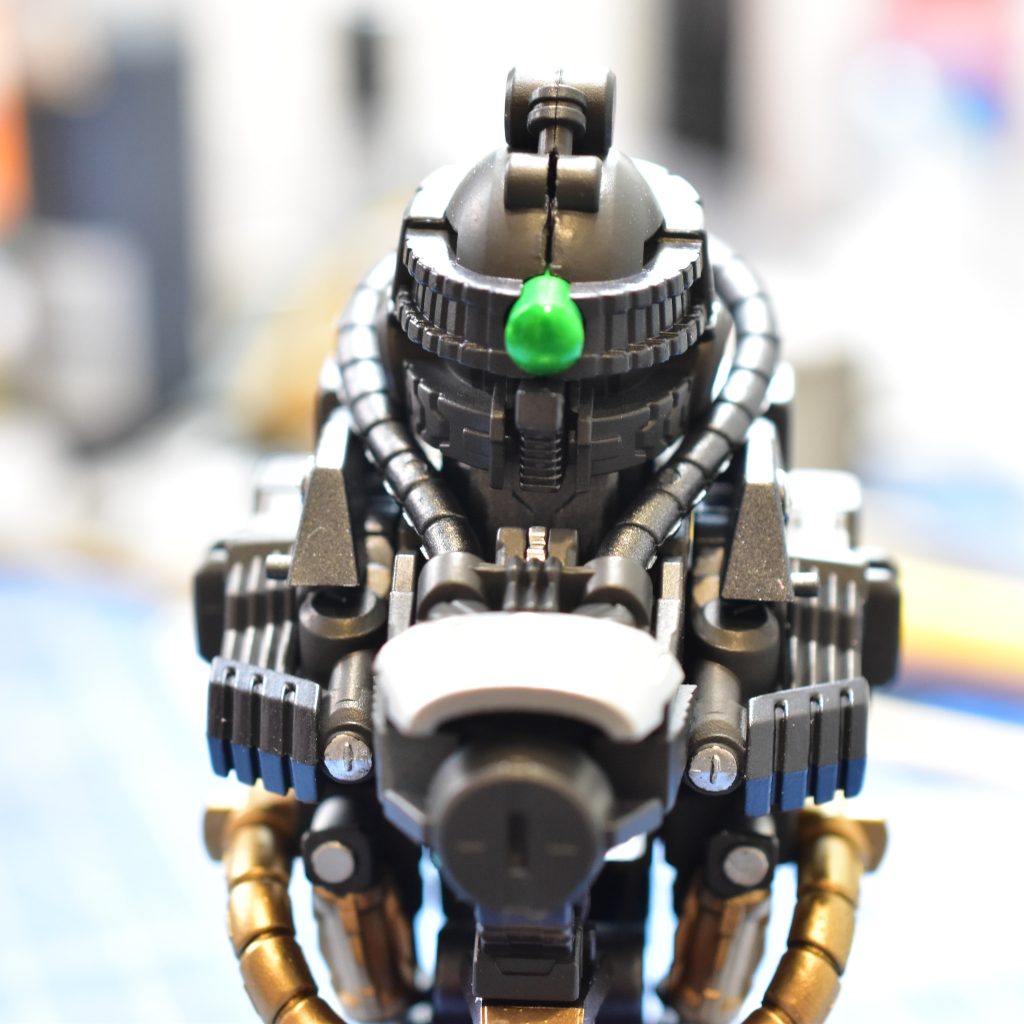 そのままのクリアパーツだと、発光させないと暗くてモノアイが目立たないので、若干カットして、UVレジンで盛った後に、下地にスーパークロームシルバー、上に蛍光グリーンで塗装してます。