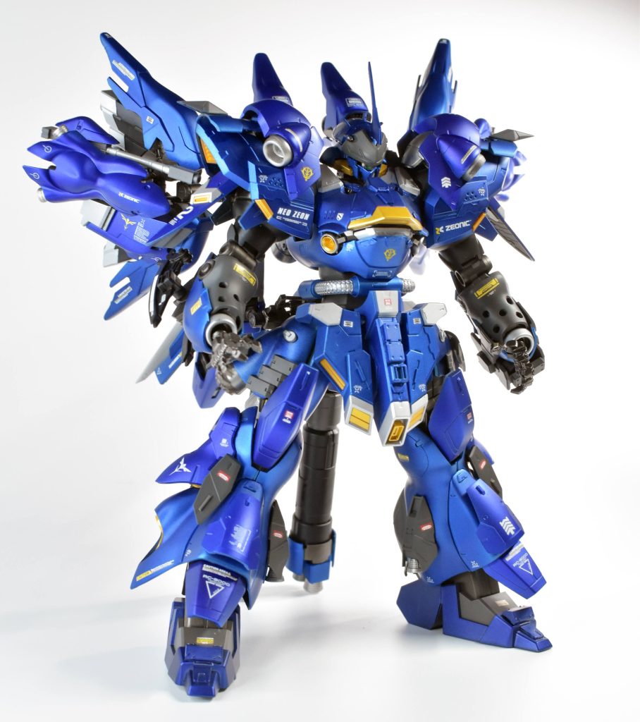 前面よりマッシブなシルエットになるように意識して組みました。また、首を1mm短くし、腰を2mm延長しています。塗装はメタルブルーを下地にクリアブルーとクリアパープルを重ねて塗り分けを行い、つや消しで仕上げています。