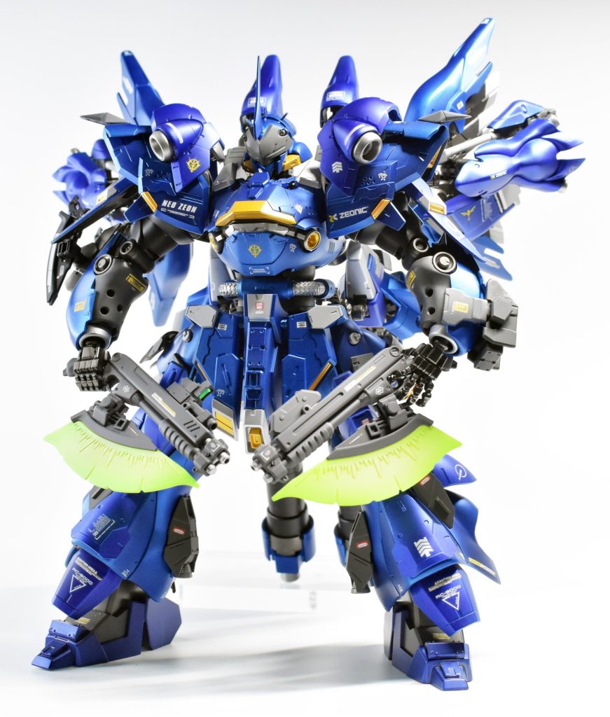 武装 その1  ショットガンアックスMGケンプファーに付属しているショットガンをベースにジャンクパーツでディテールアップしつつ、HGシナンジュのビームナギナタを移植しました。ビームエフェクトは長短どちらも装着可能です。