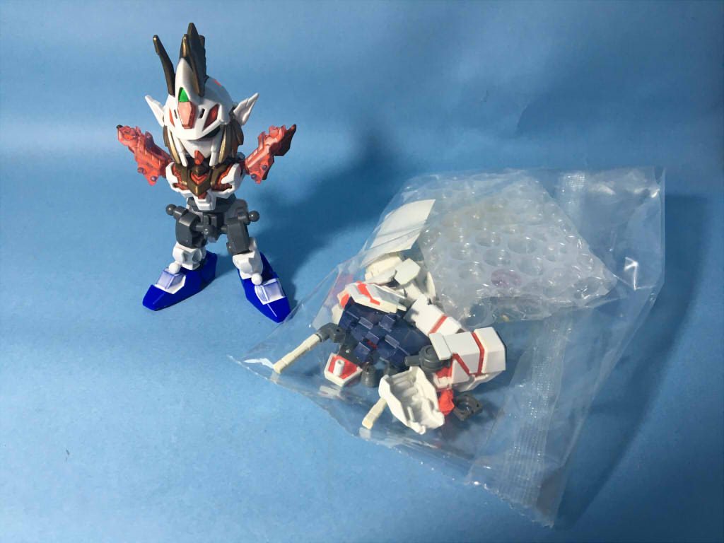 SD龍尊劉備ユニコーンのパーツをはずした部分と、HGUCユニコーンのはずしたパーツ